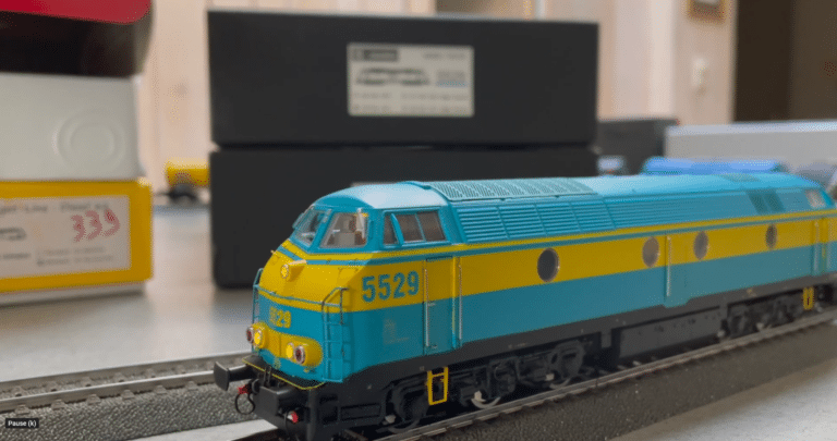 Double traction Série 55 (bleue et verte) tractant un convoi de wagons citernes et bâchés