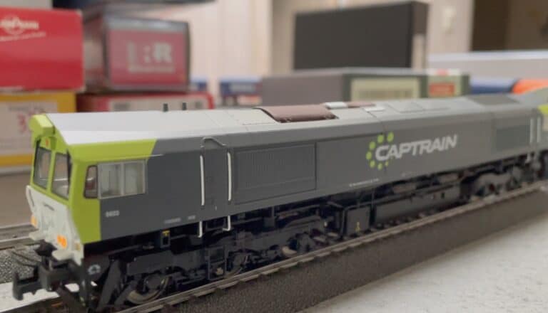 Class 66 « Captrain » tractant un convoi de wagons bâchés