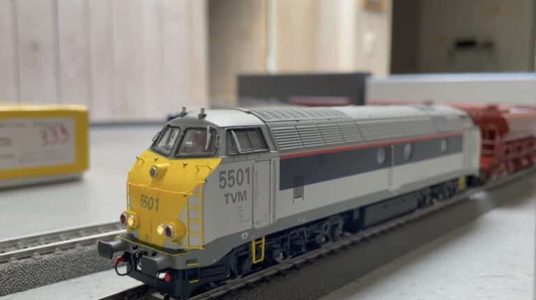 Série 55 « New Look » tractant un convoi de wagons trémies