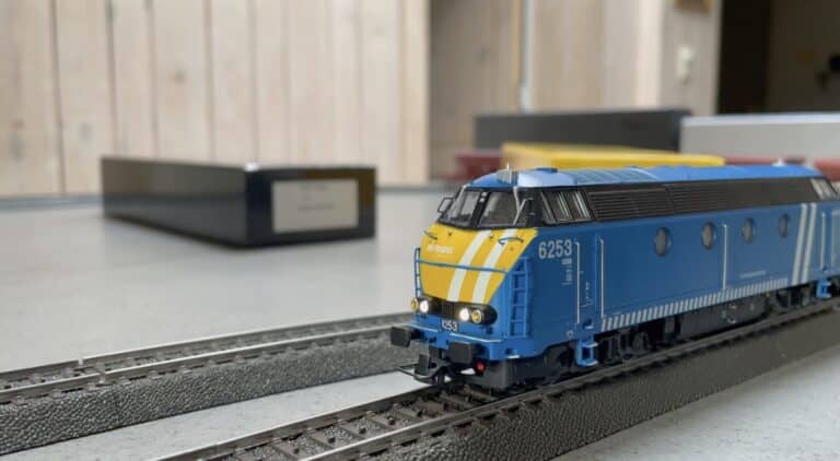 Série 62 Infrabel tractant un convoi de wagons trémies