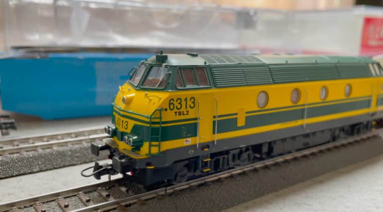 Wagons de différents types tractés par une Série 62