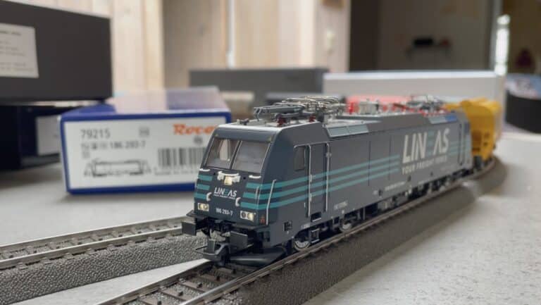 Traxx BR 186 Lineas tractant un convoi mixte