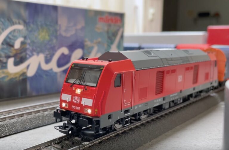 Wagons bâchés tractés par une Traxx BR 245