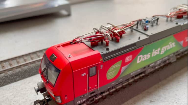 Vectron BR 193 tractant un convoi mixte