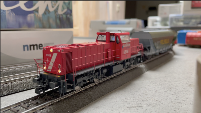 Wagons céréaliers tractés par une Mak 6400 NS