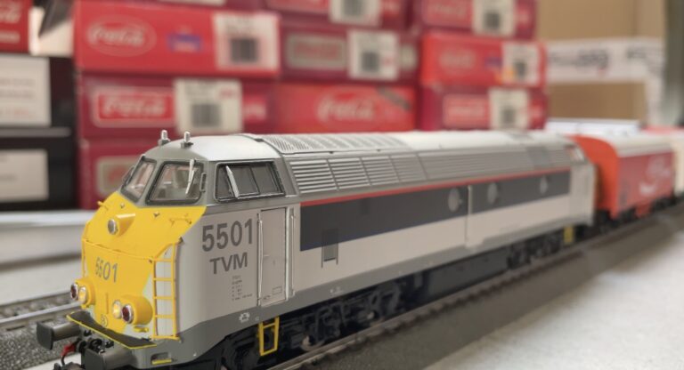 Série 55 « New Look » tractant un convoi de wagons Coca-Cola