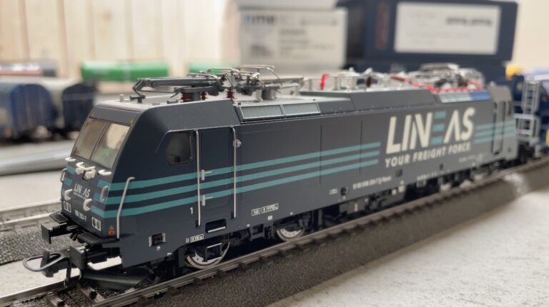 Traxx BR 186 Lineas tractant un convoi de céréaliers, bâchés et citernes