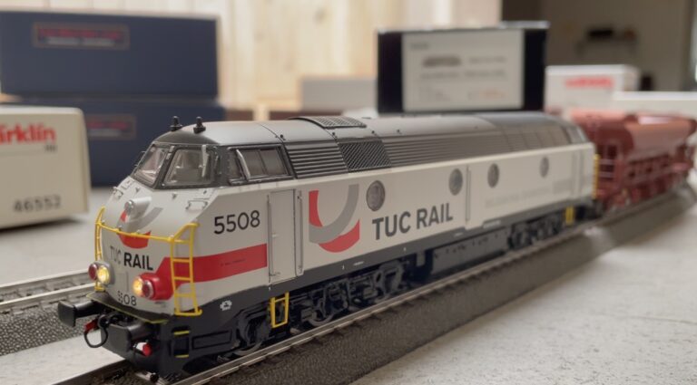 Série 55 « Tuc Rail » tractant un convoi de wagons trémies