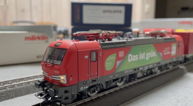 Vectron BR 193 « Das ist grün » tractant un convoi de citernes et containers