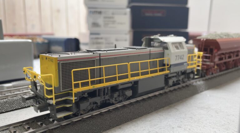 Série 77 tractant un convoi de wagons trémies