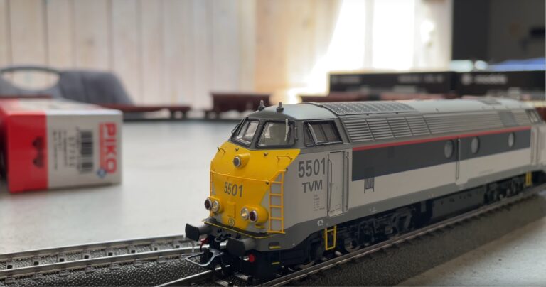 Série 55 « New Look » tractant un convoi de wagons-trémies, Res et Eaos