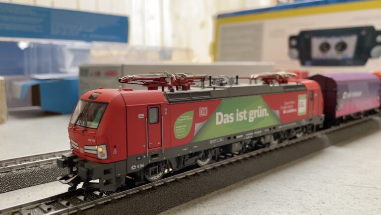 Vectron BR 193 « Das ist grün » tractant un convoi mixte