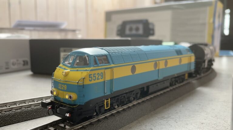 Série 55 tractant des wagons-citernes