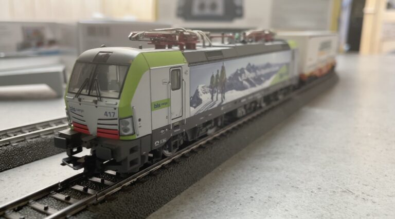 Re 475 (Vectron) « BLS Cargo » tractant un convoi de wagons Ambrogio