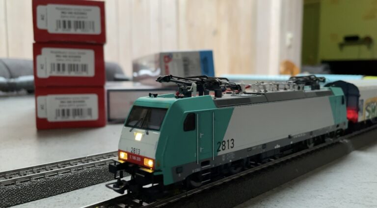 HLE 28 SNCB tractant un convoi de wagons mixtes