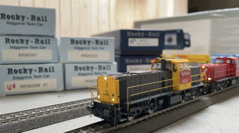 Double Mak NS 6400 tractant un convoi de wagons Sdggmrs Twin Car