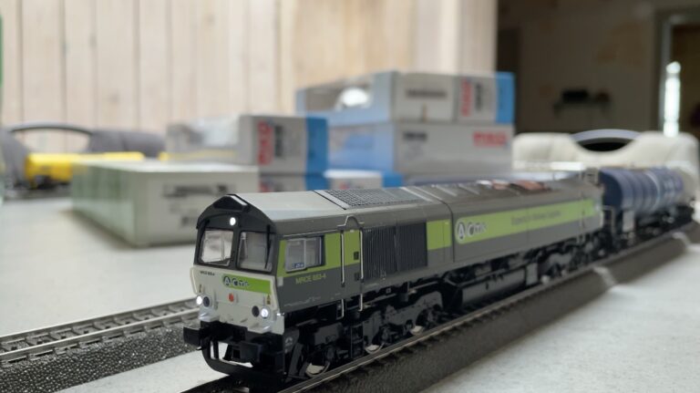 Class 77 tractant un convoi de wagons citernes