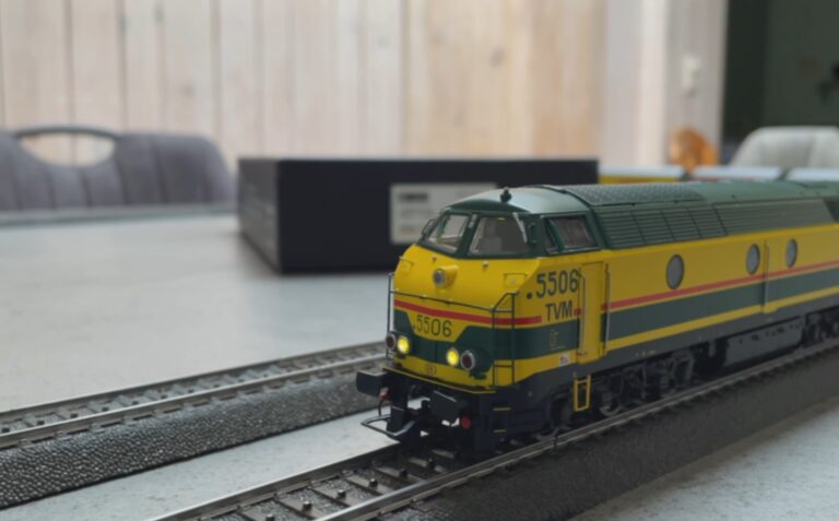 Série 55 tractant des wagons de marchandises