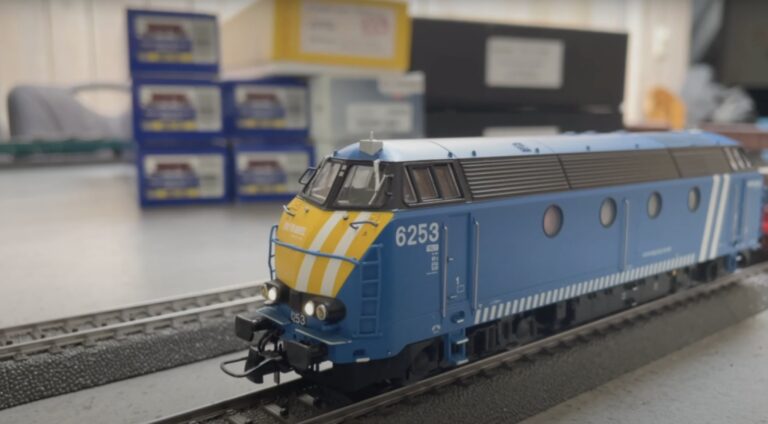 Série 62 Infrabel tractant un convoi de travaux