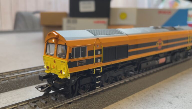 Class 66 RRF tractant un convoi de wagons mixtes