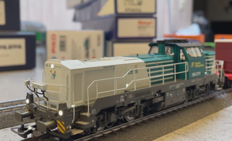 DE18 tractant un convoi de wagons mixtes