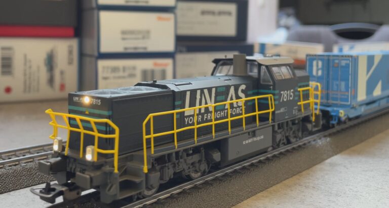 HLD 7815 Lineas tractant un convoi de wagons mixtes