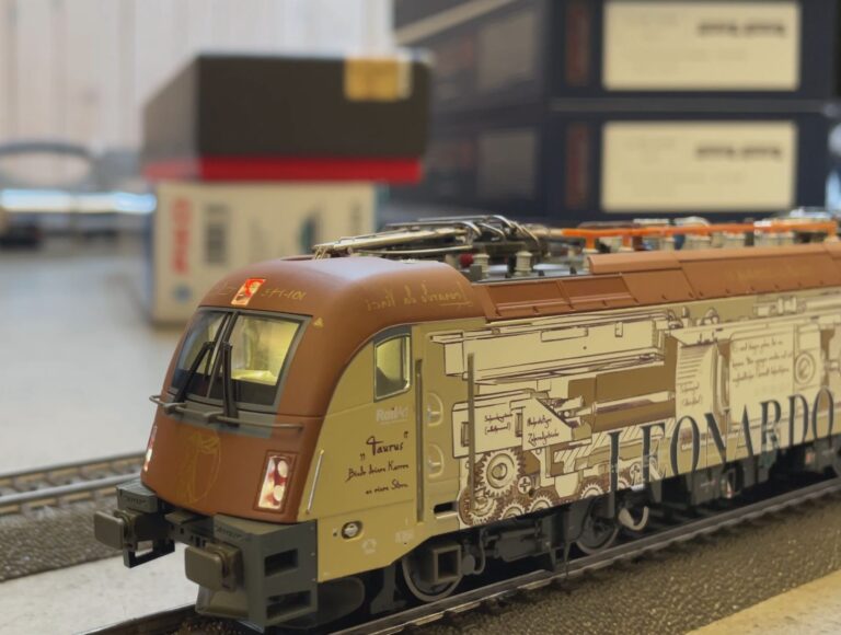 SŽ Taurus « Leonardo Da Vinci » tractant un convoi de wagons citernes