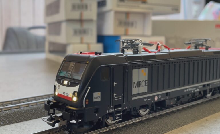 BR187 (MRCE) tractant un convoi de wagons mixtes