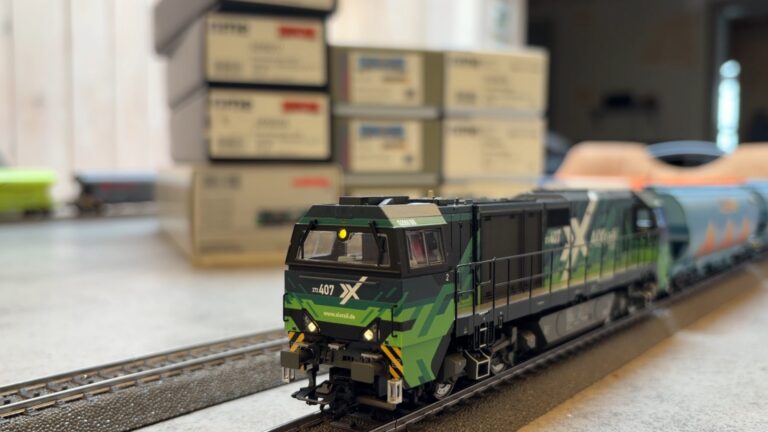 G2000 BB tractant un convoi de wagons céréaliers
